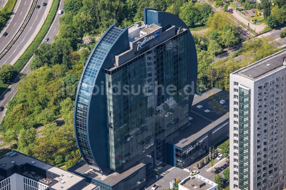 Luftbild Frankfurt am Main - Hochhaus- Gebäude der Hotelanlage Radisson Blu Hotel an der Franklinstraße in Frankfurt am Main im Bundesland Hessen