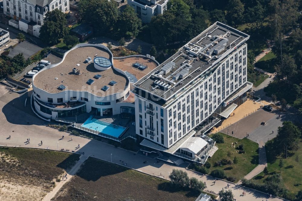 Luftaufnahme Rostock - Hochhaus- Gebäude der Hotelanlage a-ja Warnemünde. Das Resort in Rostock im Bundesland Mecklenburg-Vorpommern, Deutschland