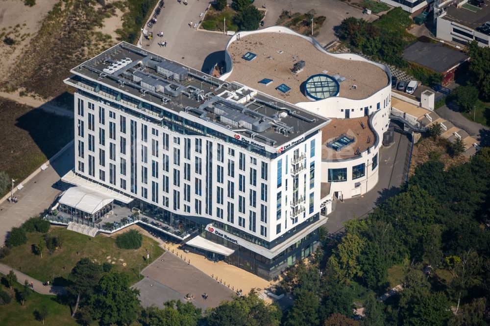 Rostock von oben - Hochhaus- Gebäude der Hotelanlage a-ja Warnemünde. Das Resort in Rostock im Bundesland Mecklenburg-Vorpommern, Deutschland