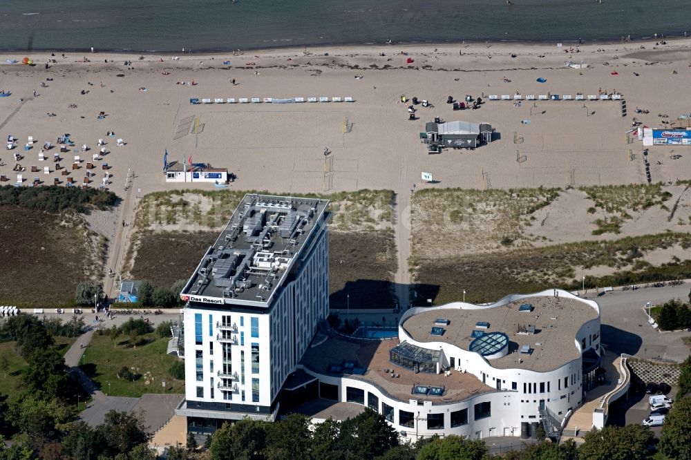 Luftbild Rostock - Hochhaus- Gebäude der Hotelanlage a-ja Warnemünde. Das Resort in Rostock im Bundesland Mecklenburg-Vorpommern, Deutschland