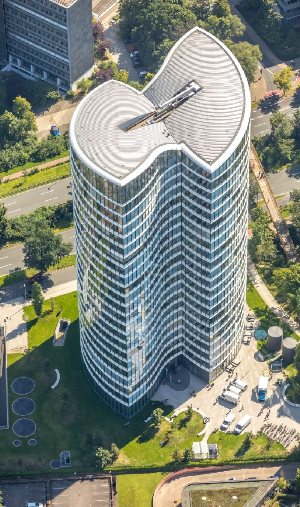 Luftaufnahme Düsseldorf - Hochhaus- Gebäude am Kennedydamm in Düsseldorf im Bundesland Nordrhein-Westfalen, Deutschland