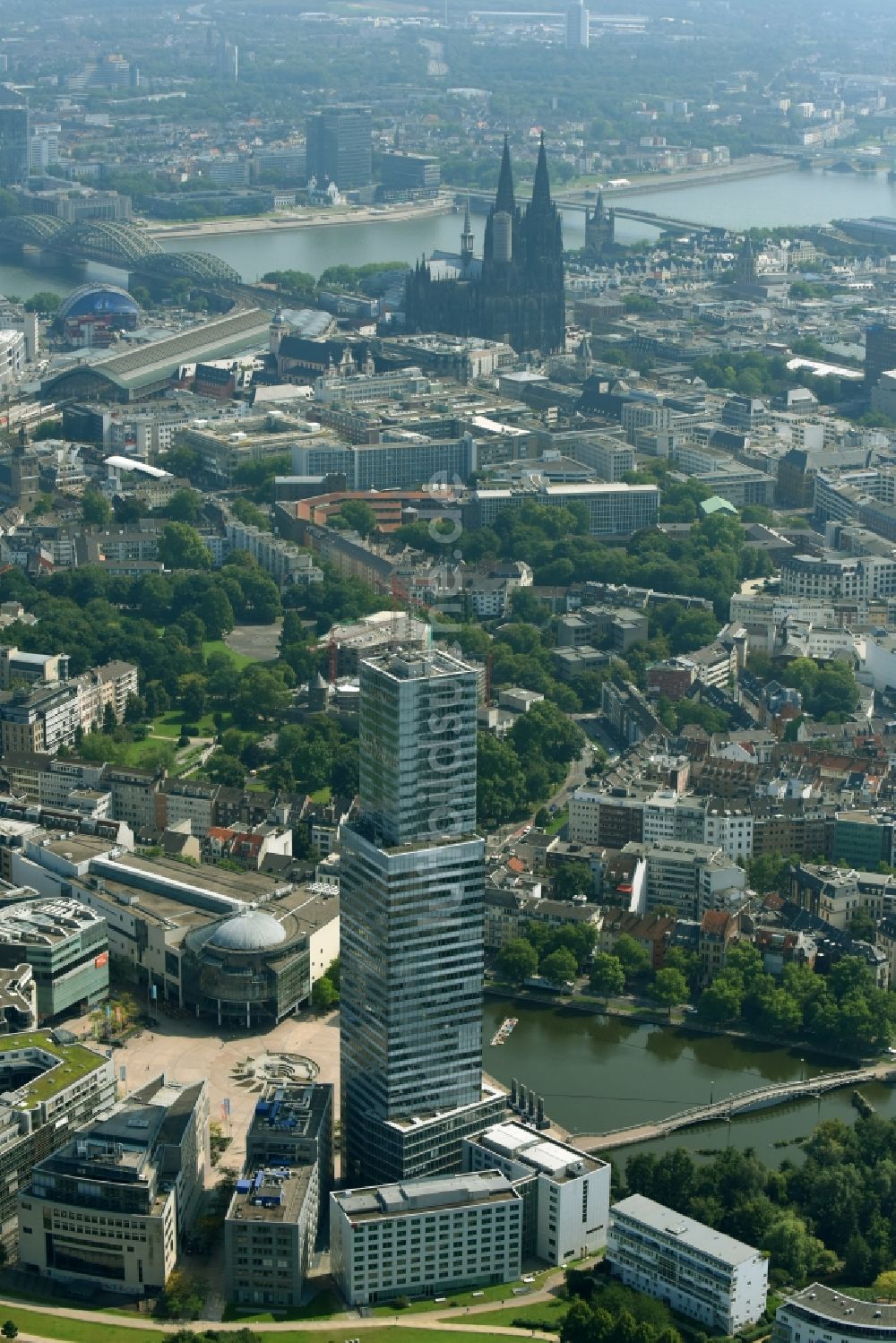 Luftaufnahme Köln - Hochhaus- Gebäude Kölnturm Im Mediapark in Köln im Bundesland Nordrhein-Westfalen - NRW, Deutschland