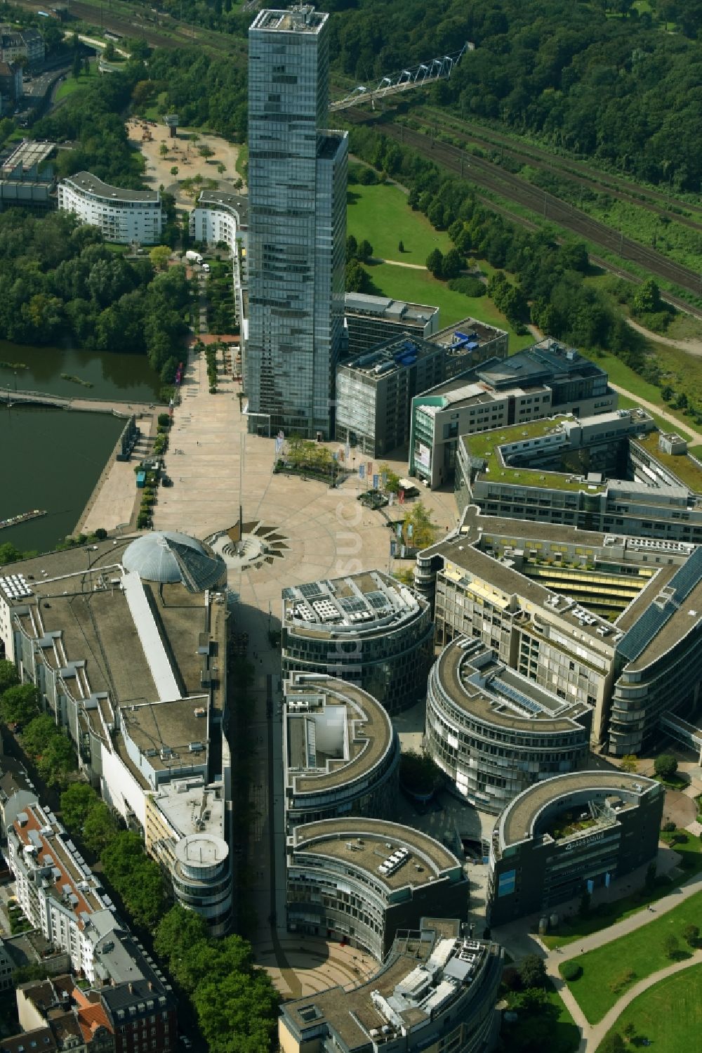 Köln aus der Vogelperspektive: Hochhaus- Gebäude Kölnturm und den MediaPark in Köln im Bundesland Nordrhein-Westfalen - NRW, Deutschland