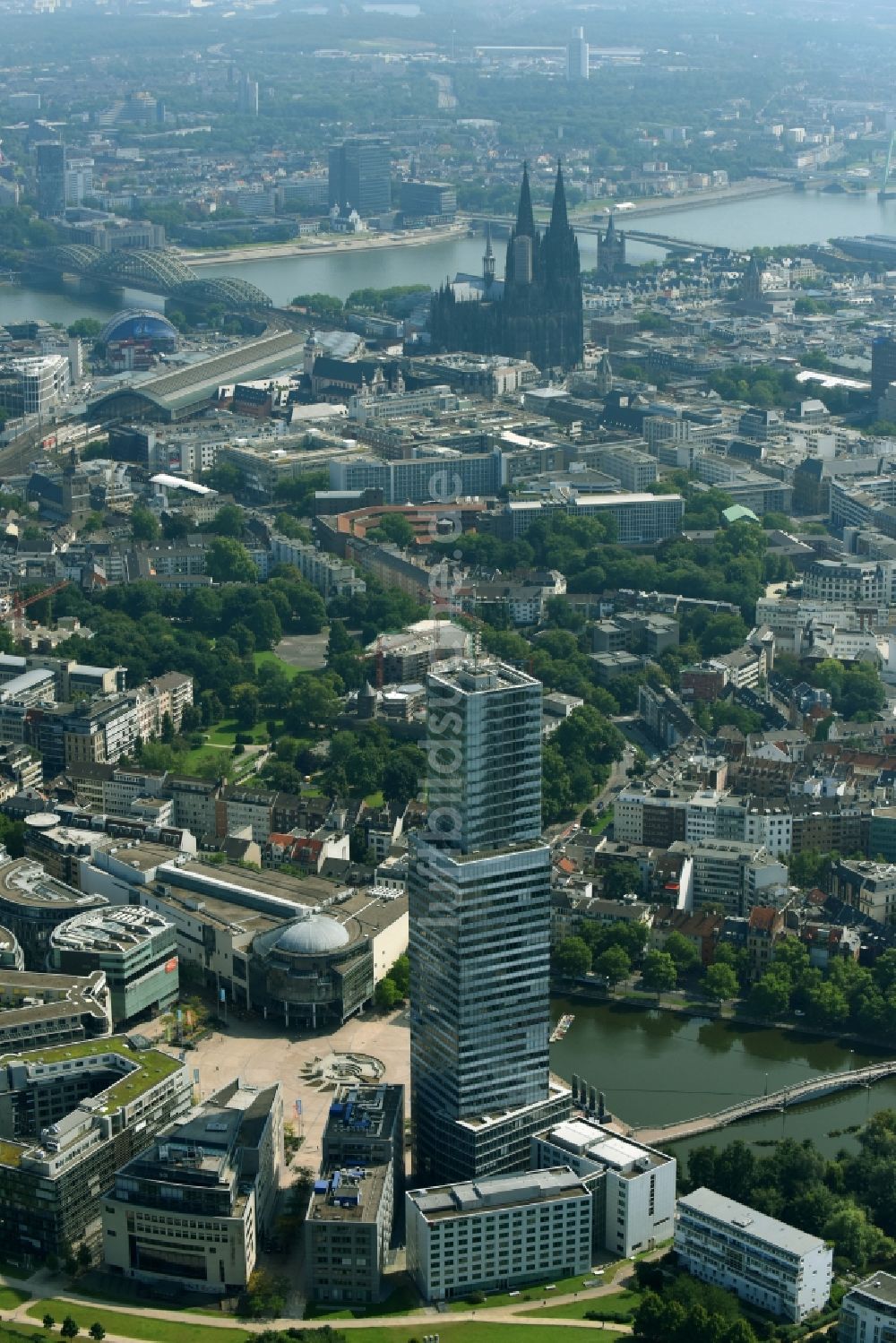 Luftaufnahme Köln - Hochhaus- Gebäude Kölnturm Im Mediapark im Ortsteil Köln-Neustadt-Nord in Köln im Bundesland Nordrhein-Westfalen - NRW, Deutschland