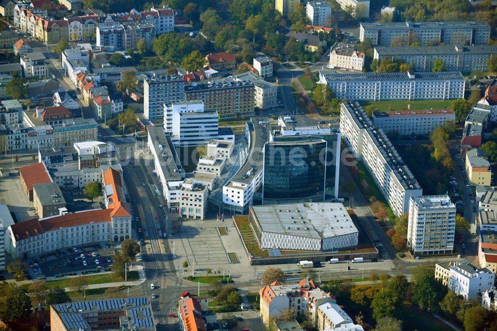 Luftaufnahme Cottbus - Hochhaus- Gebäude des Lindner Congress Hotel und die Stadthalle in Cottbus im Bundesland Brandenburg