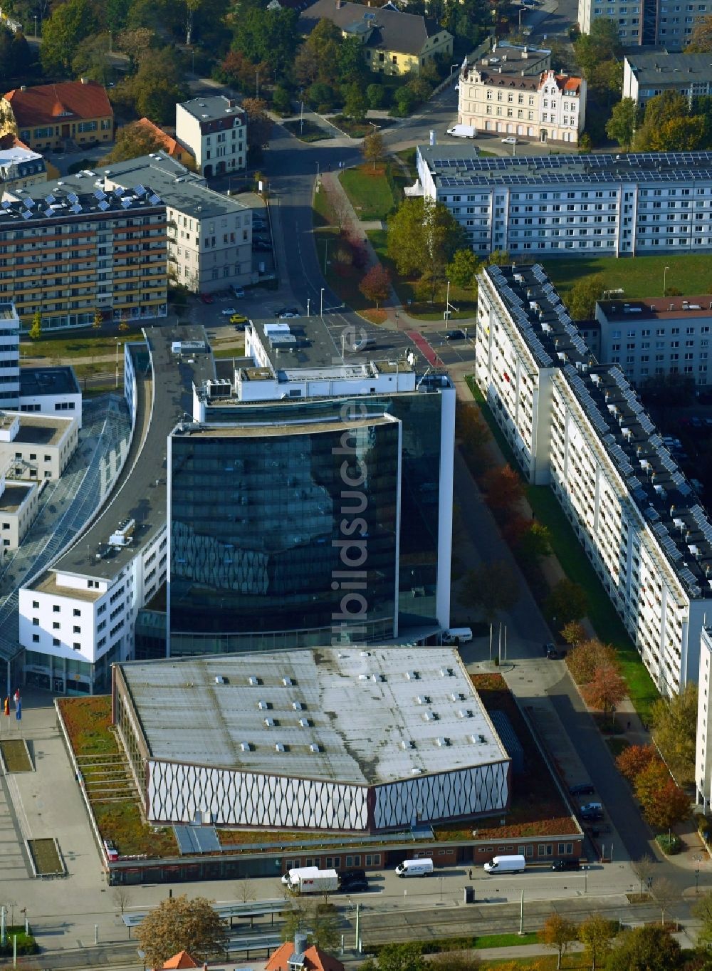 Cottbus von oben - Hochhaus- Gebäude des Lindner Congress Hotel und die Stadthalle in Cottbus im Bundesland Brandenburg