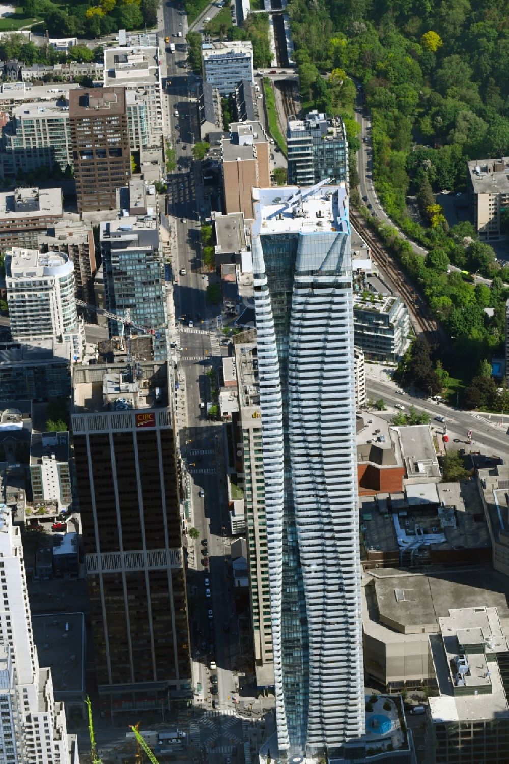 Luftaufnahme Toronto - Hochhaus- Gebäude ONEBLOOR an der Bloor Street im Ortsteil Old Toronto in Toronto in Ontario, Kanada
