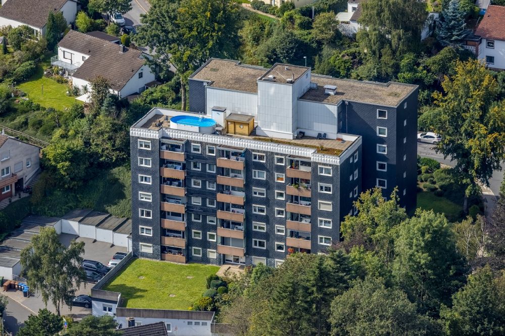 Ennepetal aus der Vogelperspektive: Hochhaus- Gebäude mit Pool auf dem Dach im Wohngebiet am Sonnenweg in Ennepetal im Bundesland Nordrhein-Westfalen, Deutschland