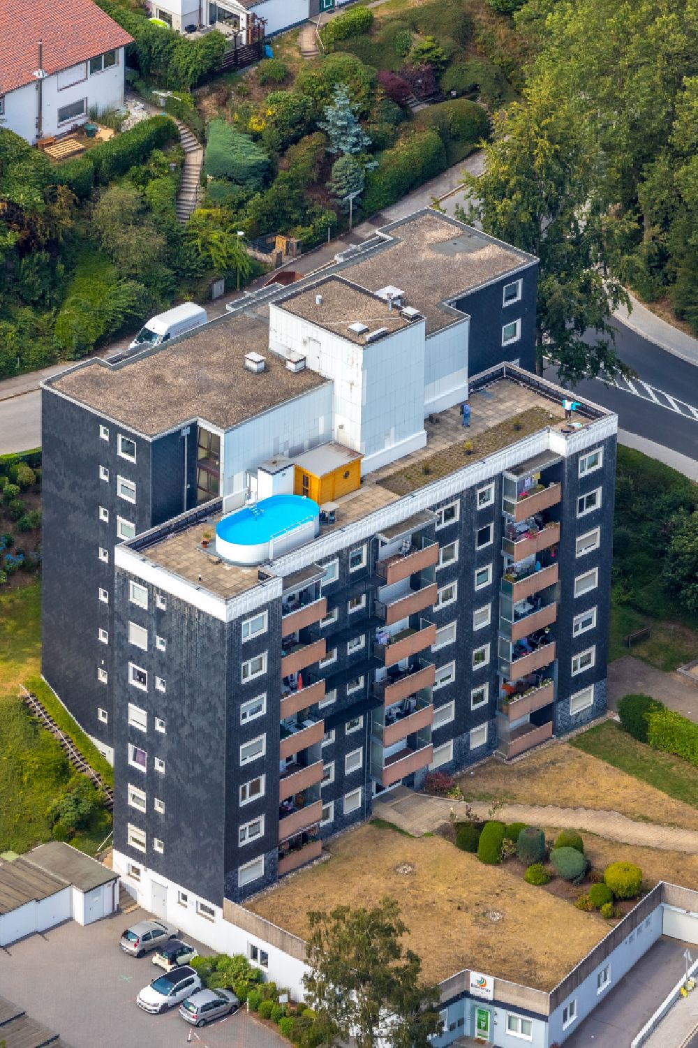 Luftbild Ennepetal - Hochhaus- Gebäude mit Pool auf dem Dach im Wohngebiet am Sonnenweg in Ennepetal im Bundesland Nordrhein-Westfalen, Deutschland