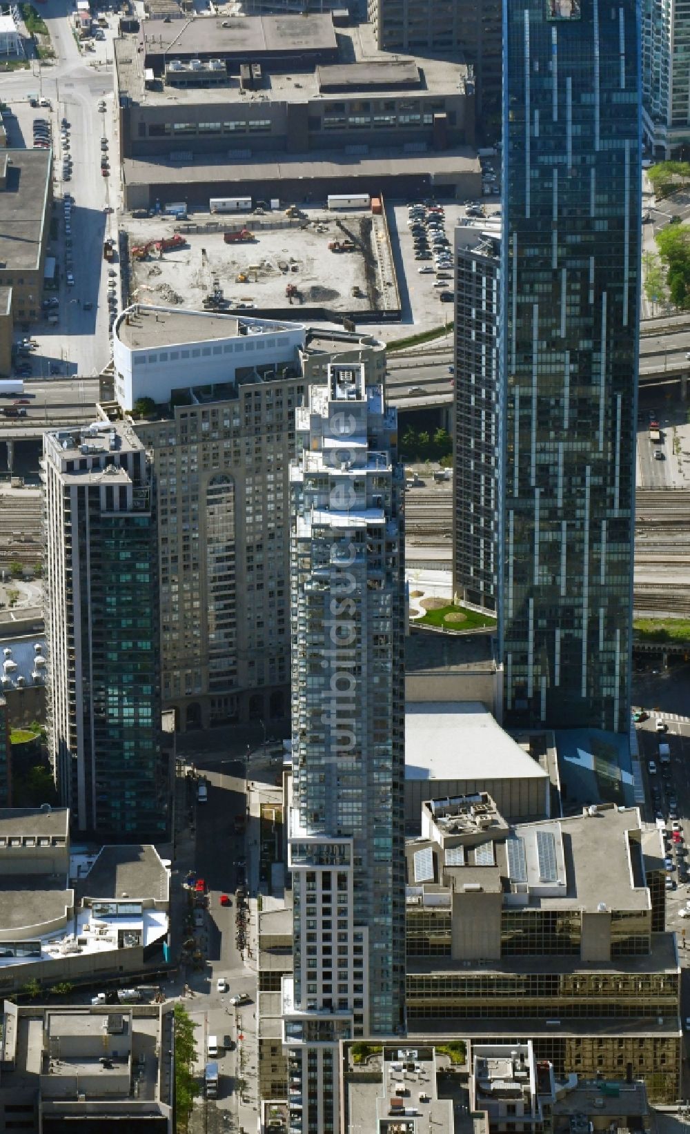 Toronto von oben - Hochhaus- Gebäude an der Scott Street - Wellington Street in Toronto in Ontario, Kanada