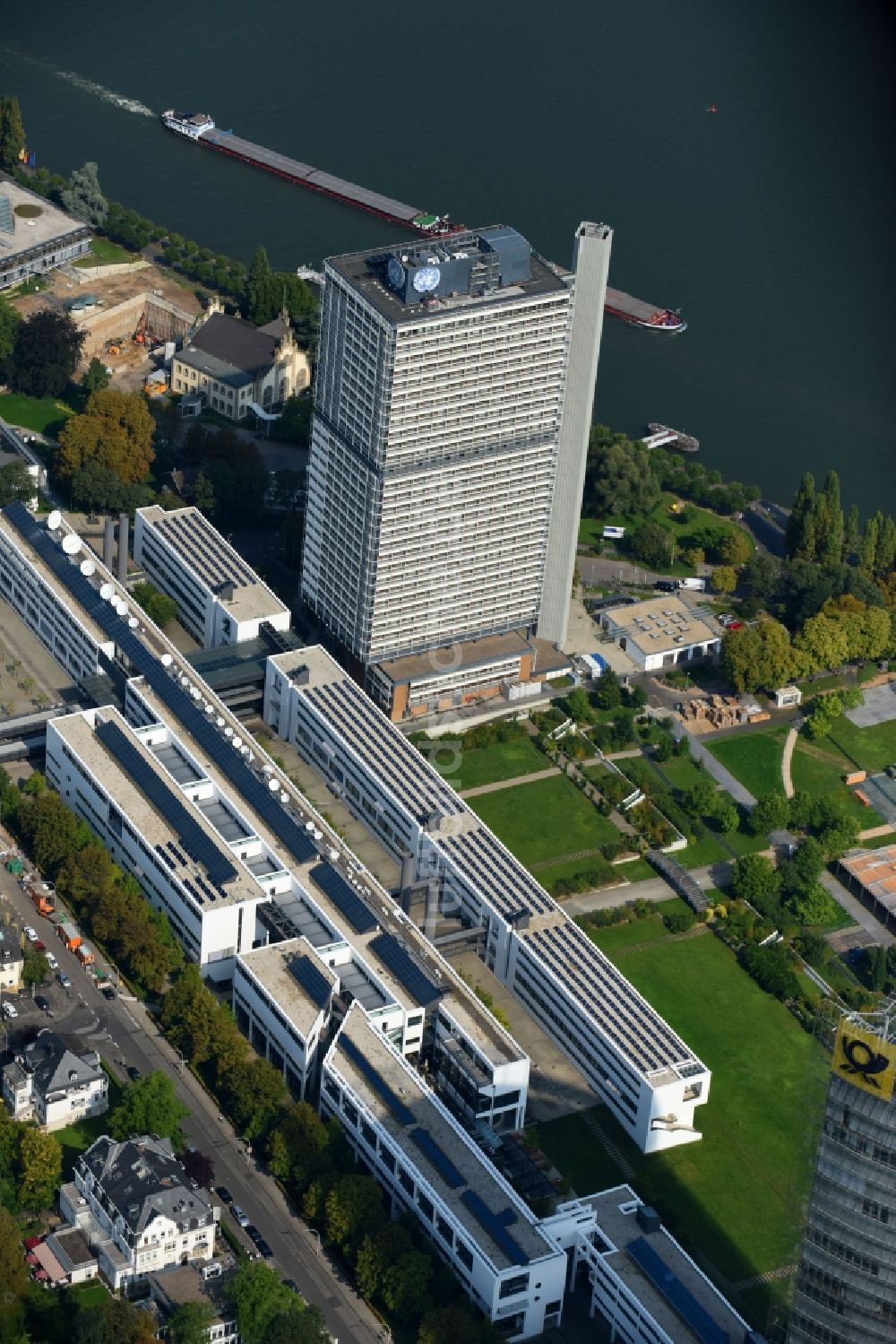 Bonn aus der Vogelperspektive: Hochhaus- Gebäude United Nations Campus Bonn am Platz der Vereinten Nationen im Ortsteil Beuel in Bonn im Bundesland Nordrhein-Westfalen, Deutschland