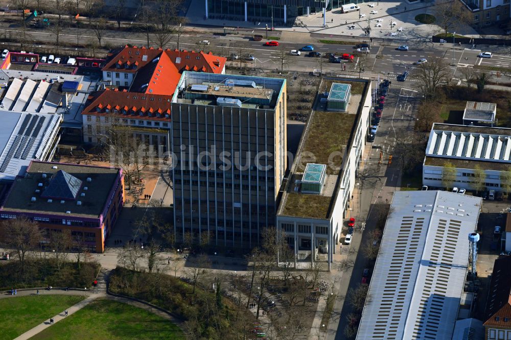 Karlsruhe aus der Vogelperspektive: Hochhaus- Gebäude der Universität KIT- Bibliothek in Karlsruhe im Bundesland Baden-Württemberg, Deutschland