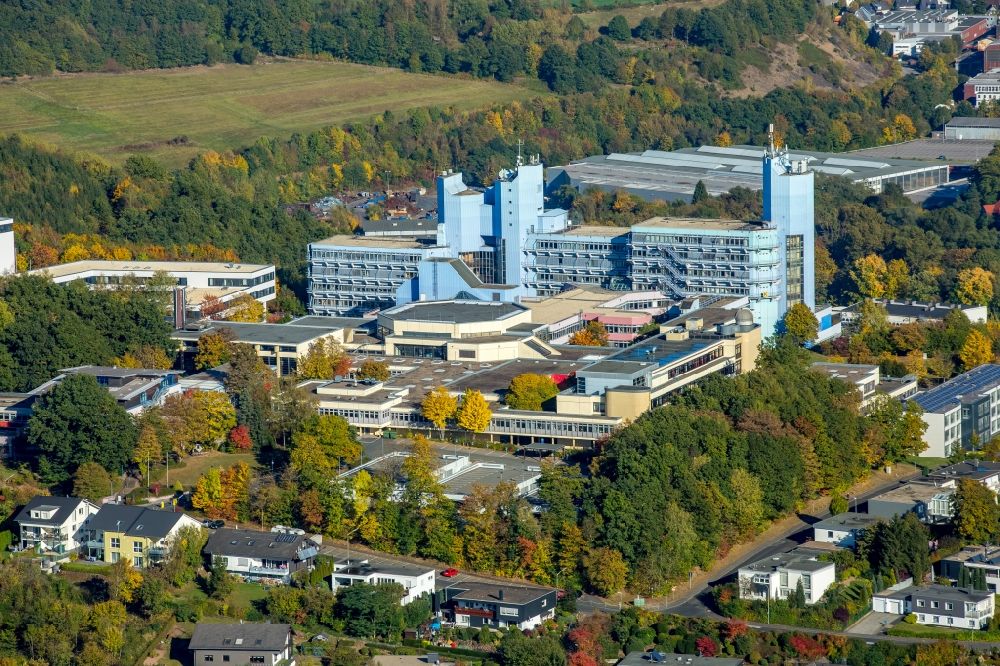 Siegen von oben - Hochhaus- Gebäude der Universität Universität Siegen am Campus auf dem Haardter Berg in Siegen im Bundesland Nordrhein-Westfalen