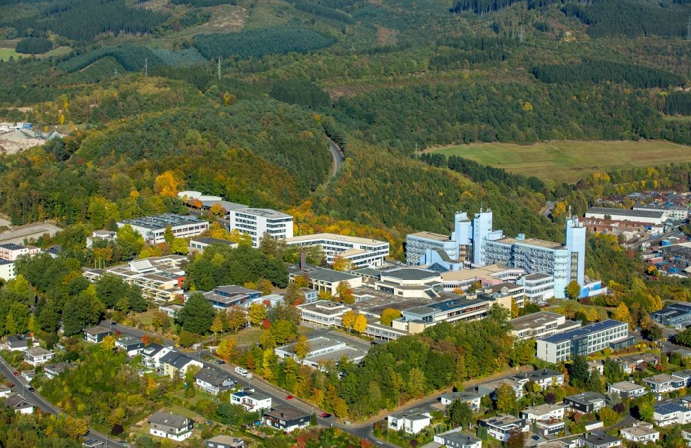 Luftbild Siegen - Hochhaus- Gebäude der Universität Universität Siegen am Campus auf dem Haardter Berg in Siegen im Bundesland Nordrhein-Westfalen
