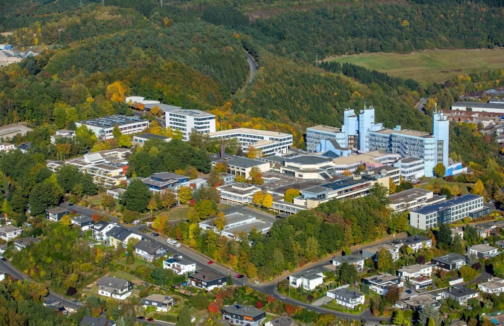 Siegen von oben - Hochhaus- Gebäude der Universität Universität Siegen am Campus auf dem Haardter Berg in Siegen im Bundesland Nordrhein-Westfalen