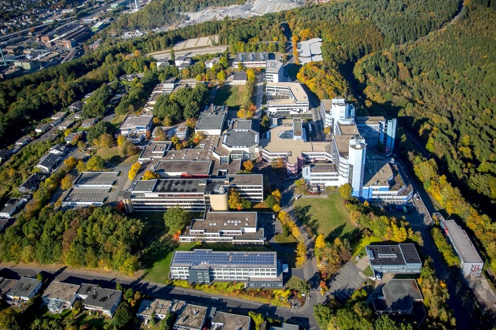Siegen aus der Vogelperspektive: Hochhaus- Gebäude der Universität Universität Siegen am Campus auf dem Haardter Berg in Siegen im Bundesland Nordrhein-Westfalen