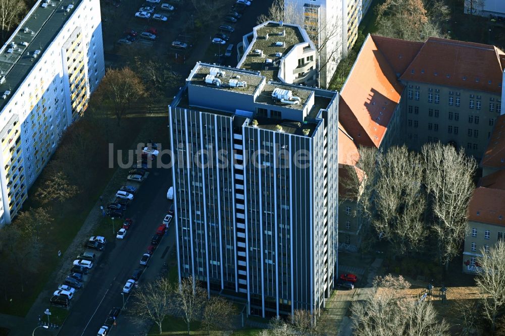 Luftaufnahme Berlin - Hochhaus- Gebäude im Wohngebiet Andreasstraße Ecke Singerstraße im Ortsteil Friedrichshain in Berlin, Deutschland