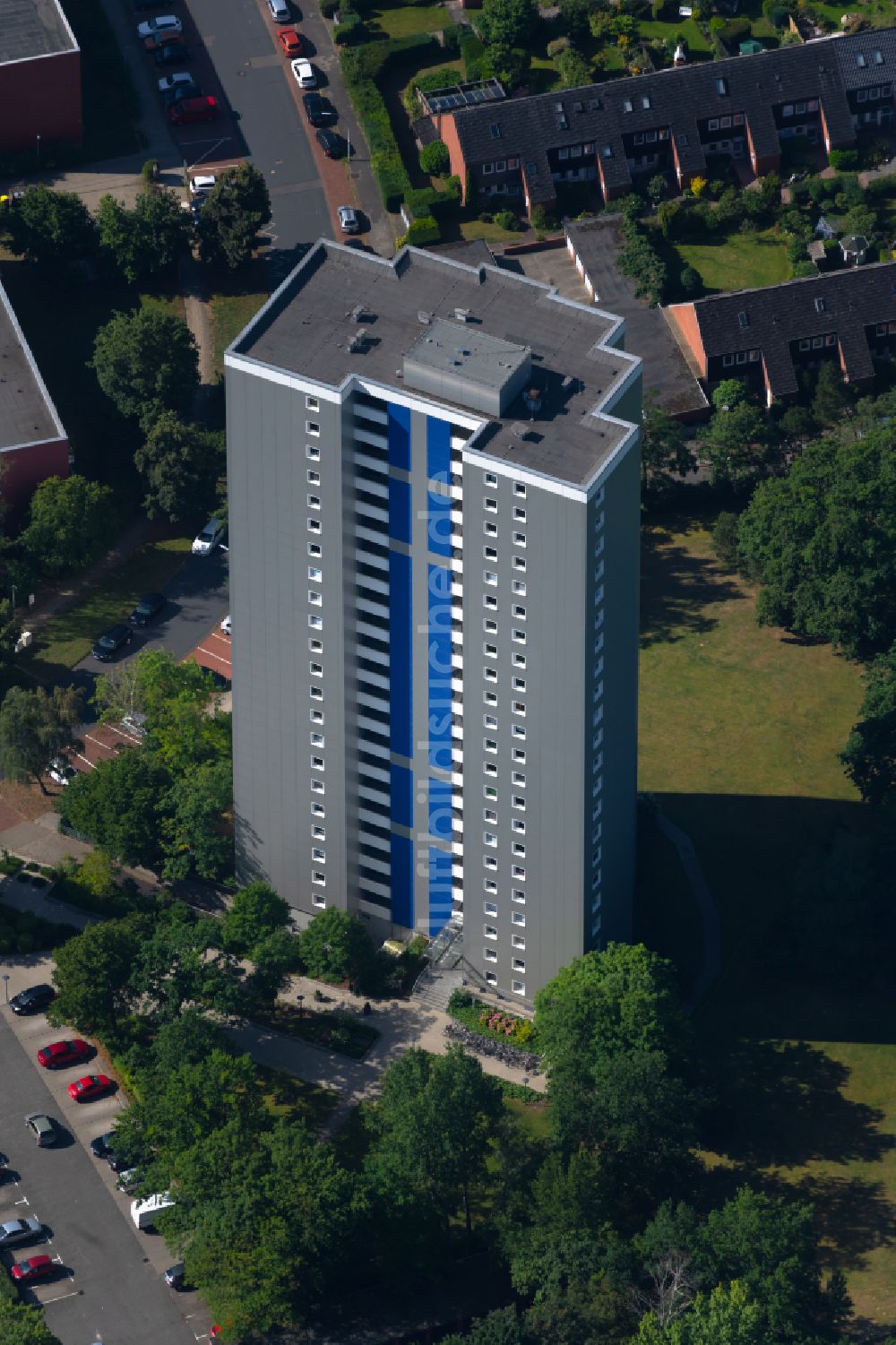 Luftaufnahme Braunschweig - Hochhaus- Gebäude im Wohngebiet in Braunschweig im Bundesland Niedersachsen, Deutschland