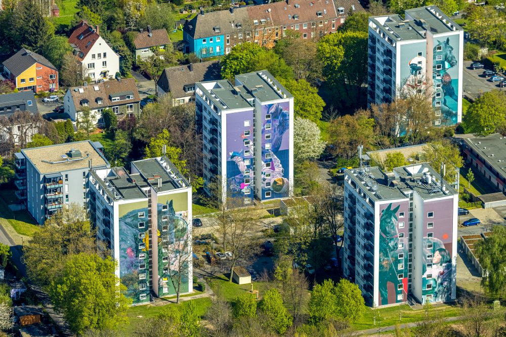 Dortmund von oben - Hochhaus- Gebäude im Wohngebiet mit bunten Pferdemotiven als Fassadenverkleidung in Dortmund im Bundesland Nordrhein-Westfalen, Deutschland