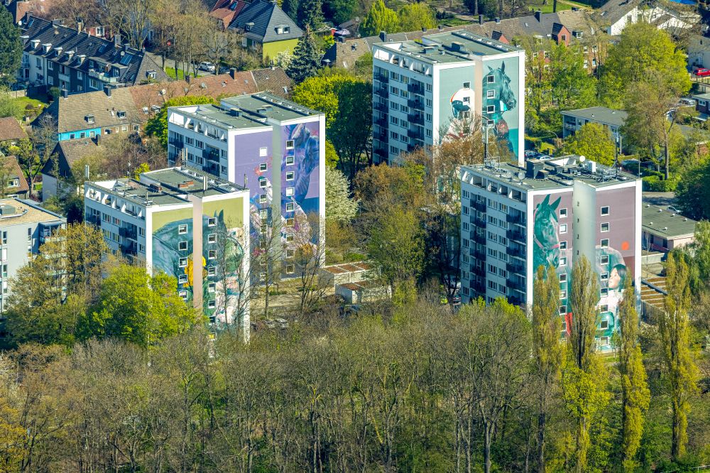 Dortmund aus der Vogelperspektive: Hochhaus- Gebäude im Wohngebiet mit bunten Pferdemotiven als Fassadenverkleidung in Dortmund im Bundesland Nordrhein-Westfalen, Deutschland