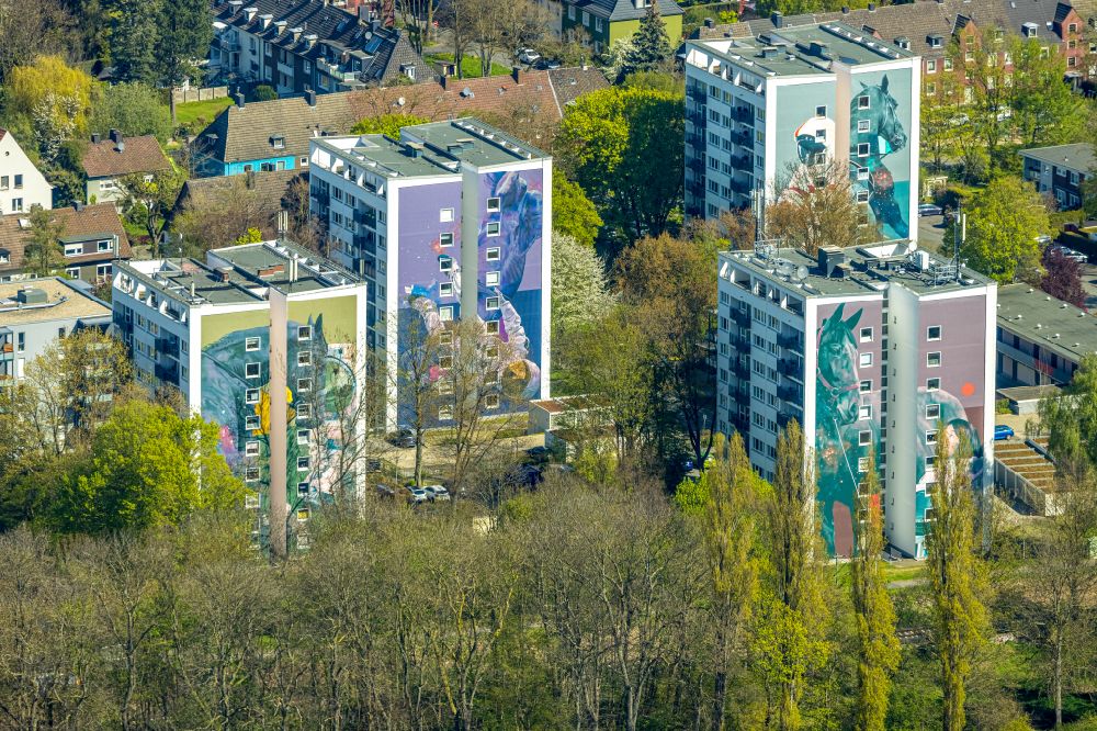 Luftbild Dortmund - Hochhaus- Gebäude im Wohngebiet mit bunten Pferdemotiven als Fassadenverkleidung in Dortmund im Bundesland Nordrhein-Westfalen, Deutschland