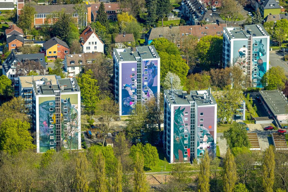Luftaufnahme Dortmund - Hochhaus- Gebäude im Wohngebiet mit bunten Pferdemotiven als Fassadenverkleidung in Dortmund im Bundesland Nordrhein-Westfalen, Deutschland