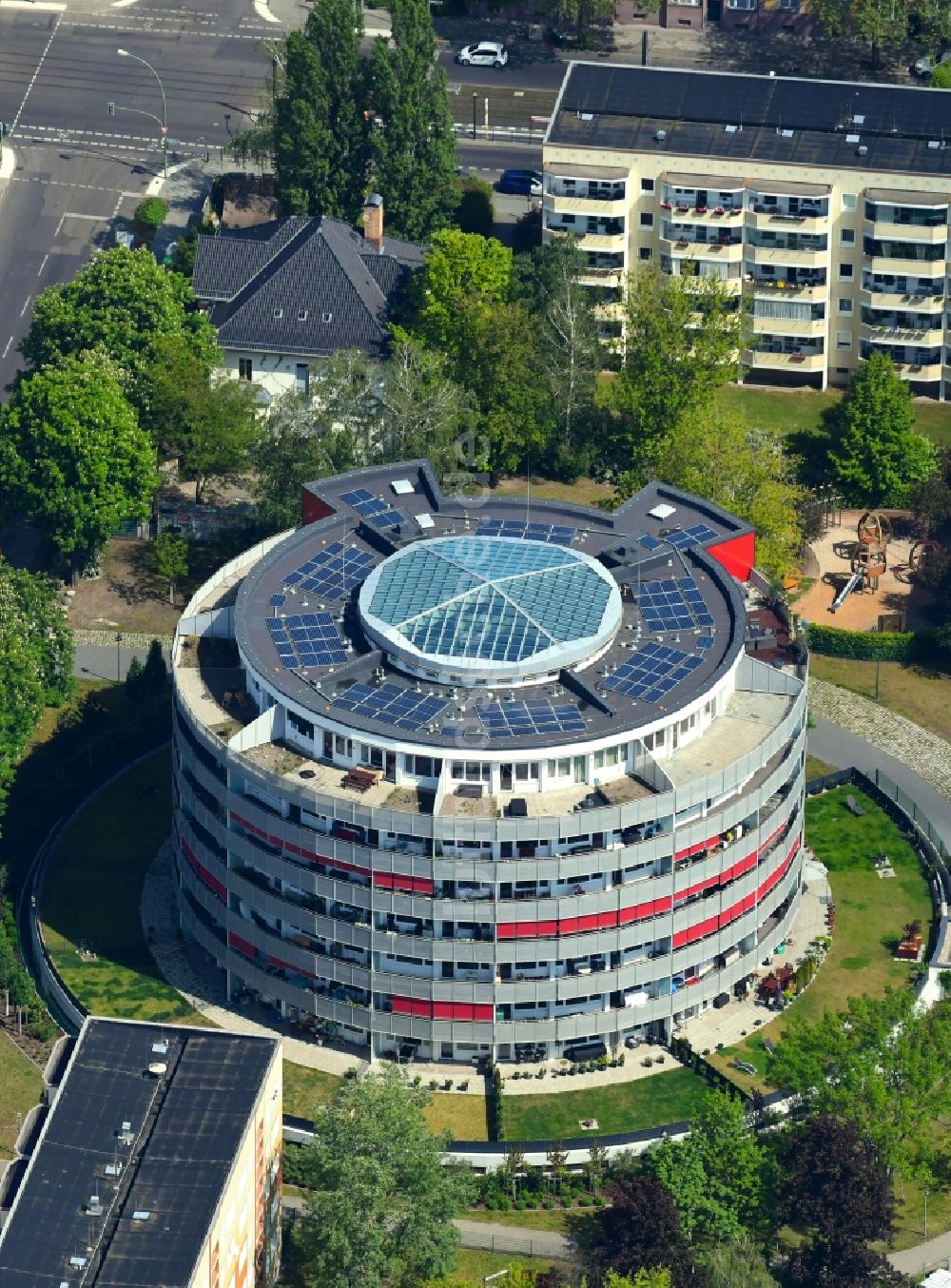 Berlin von oben - Hochhaus- Gebäude im Wohngebiet Degnerbogen im Ortsteil Lichtenberg in Berlin, Deutschland