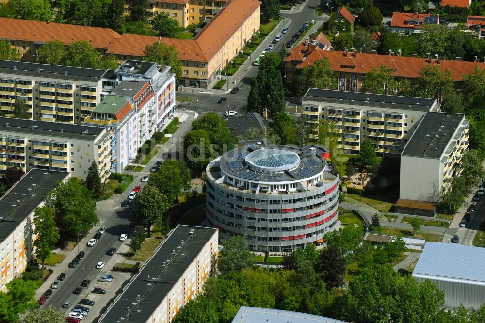 Luftaufnahme Berlin - Hochhaus- Gebäude im Wohngebiet Degnerbogen im Ortsteil Lichtenberg in Berlin, Deutschland