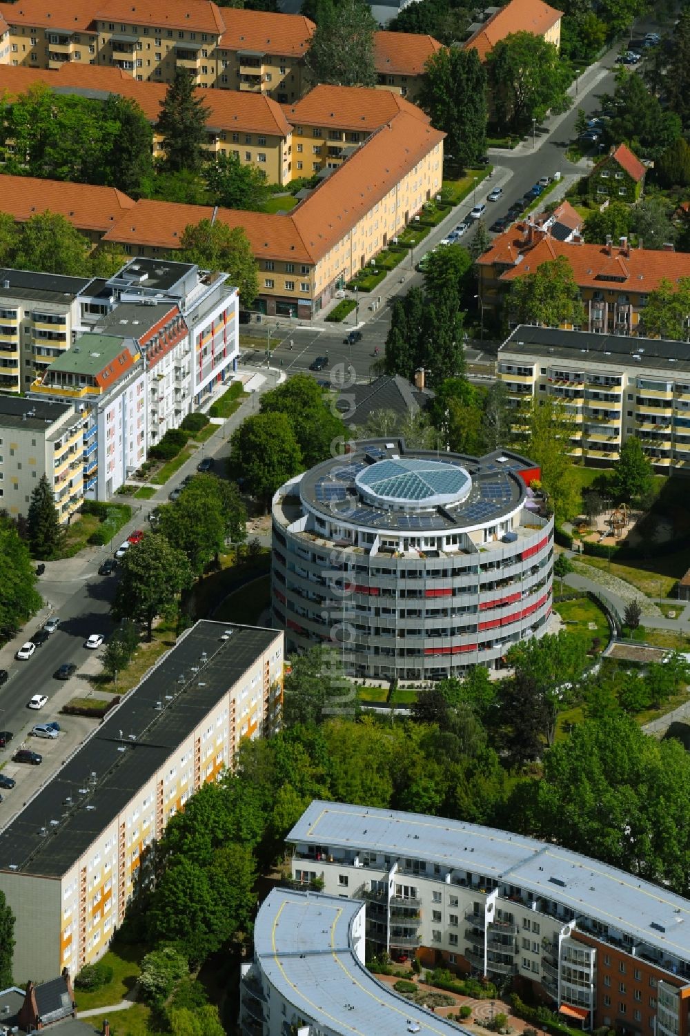 Berlin von oben - Hochhaus- Gebäude im Wohngebiet Degnerbogen im Ortsteil Lichtenberg in Berlin, Deutschland