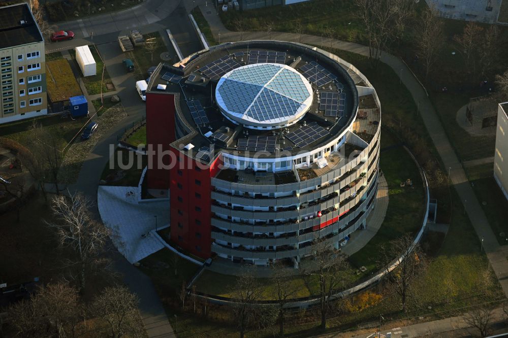 Luftbild Berlin - Hochhaus- Gebäude im Wohngebiet Degnerbogen im Ortsteil Lichtenberg in Berlin, Deutschland
