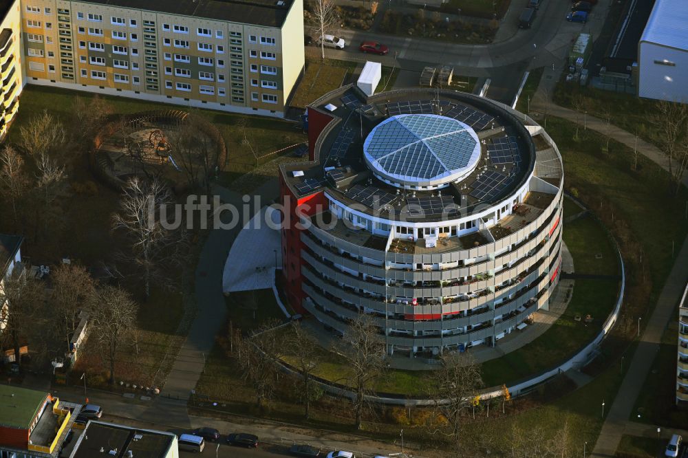 Luftaufnahme Berlin - Hochhaus- Gebäude im Wohngebiet Degnerbogen im Ortsteil Lichtenberg in Berlin, Deutschland