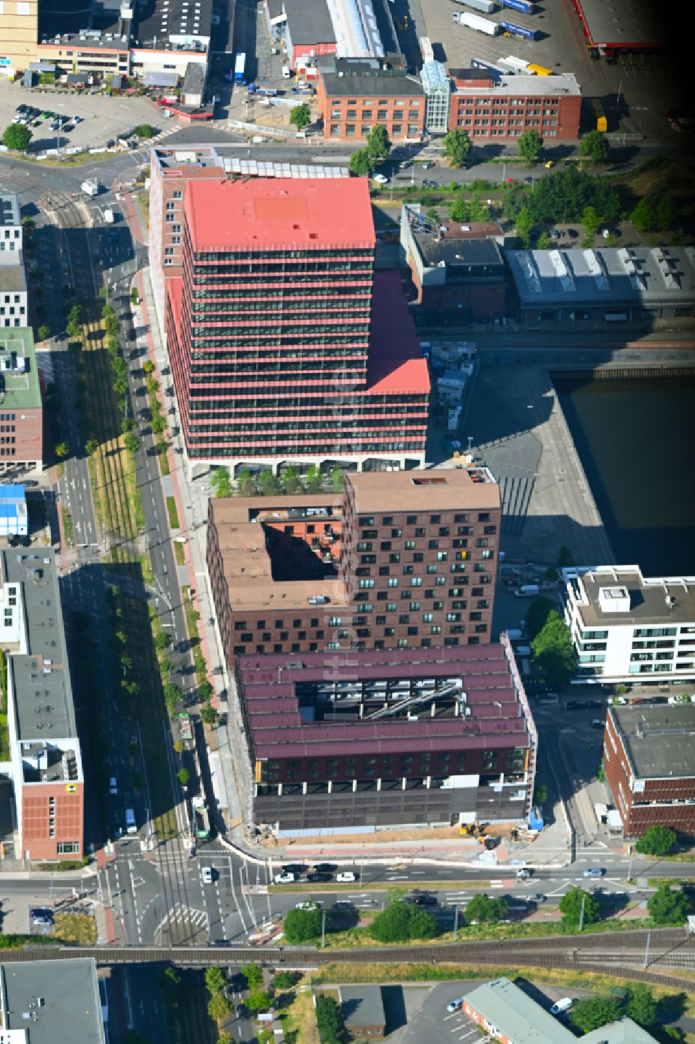 Bremen aus der Vogelperspektive: Hochhaus- Gebäude im Wohngebiet Europahafenkopf in Bremen, Deutschland