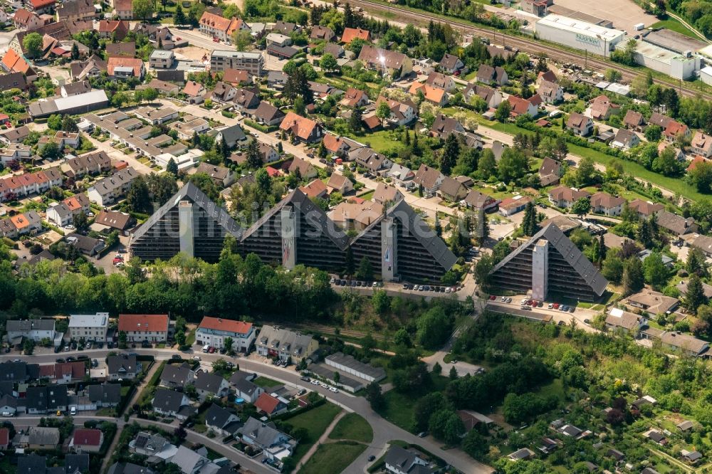 Marbach von oben - Hochhaus- Gebäude im Wohngebiet mit Giebel Bauform in Marbach im Bundesland Baden-Württemberg, Deutschland