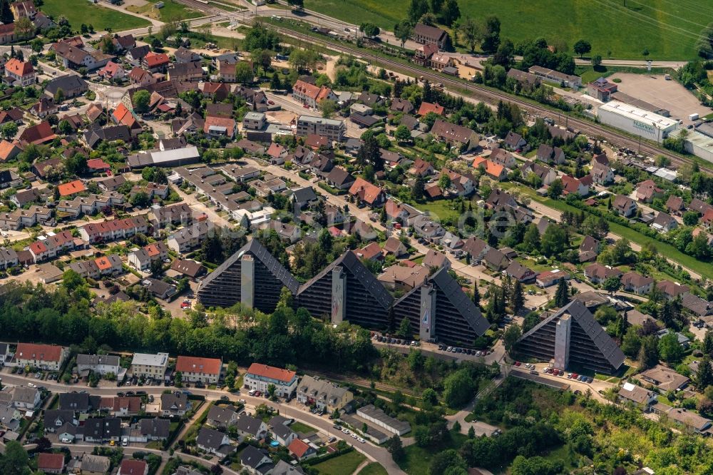 Marbach aus der Vogelperspektive: Hochhaus- Gebäude im Wohngebiet mit Giebel Bauform in Marbach im Bundesland Baden-Württemberg, Deutschland