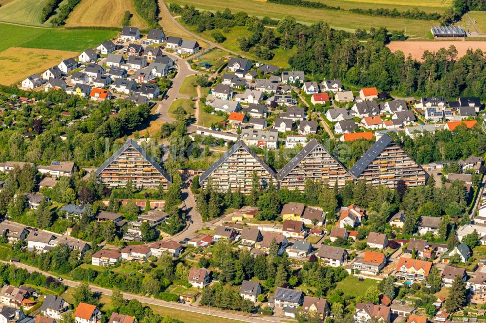 Luftaufnahme Marbach - Hochhaus- Gebäude im Wohngebiet mit Giebel Bauform in Marbach im Bundesland Baden-Württemberg, Deutschland