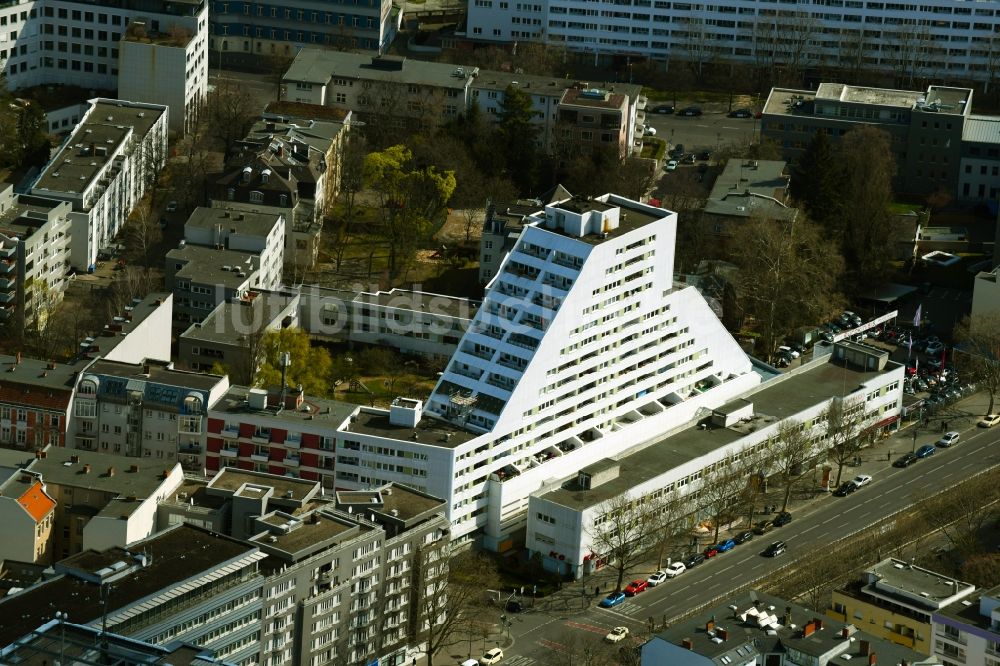 Luftbild Berlin - Hochhaus- Gebäude im Wohngebiet an der Kleiststraße mit Blick auf die Berolina Bowling Lounge im Ortsteil Schöneberg in Berlin, Deutschland