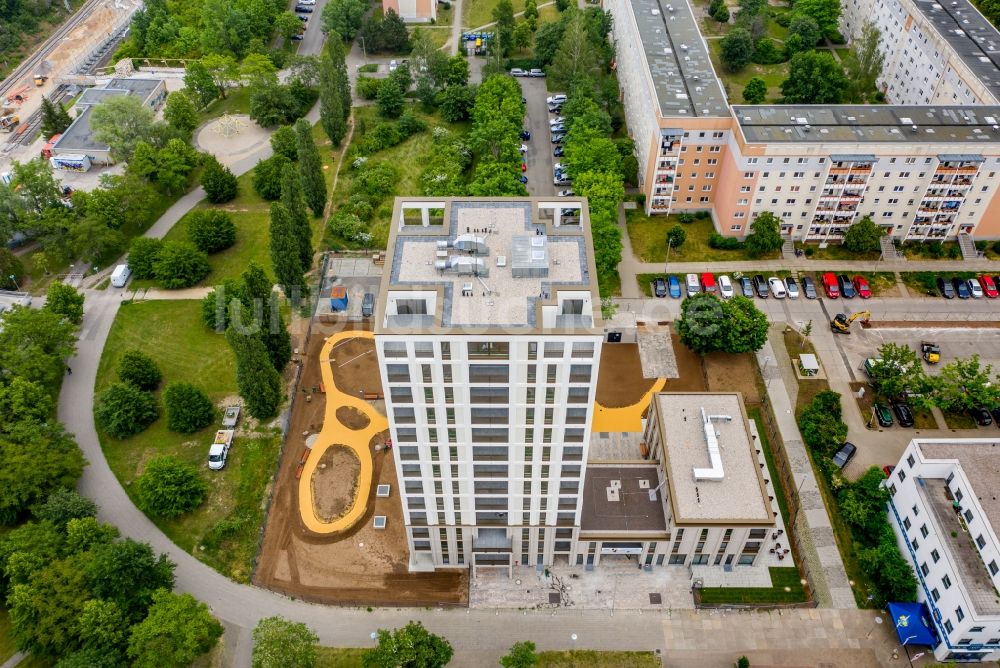 Luftaufnahme Leipzig - Hochhaus- Gebäude im Wohngebiet Lipsia- Turm im Ortsteil Grünau-Mitte in Leipzig im Bundesland Sachsen, Deutschland