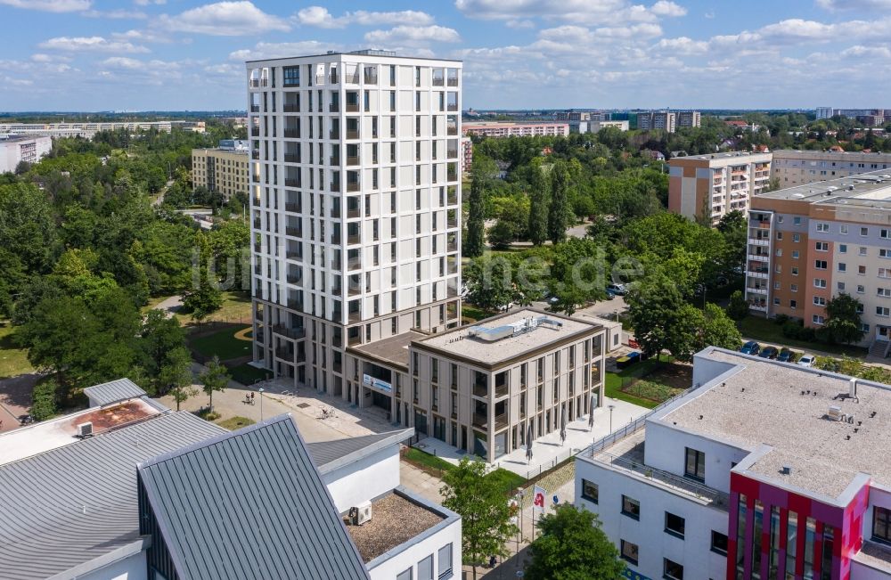 Leipzig von oben - Hochhaus- Gebäude im Wohngebiet Lipsia- Turm im Ortsteil Grünau-Mitte in Leipzig im Bundesland Sachsen, Deutschland