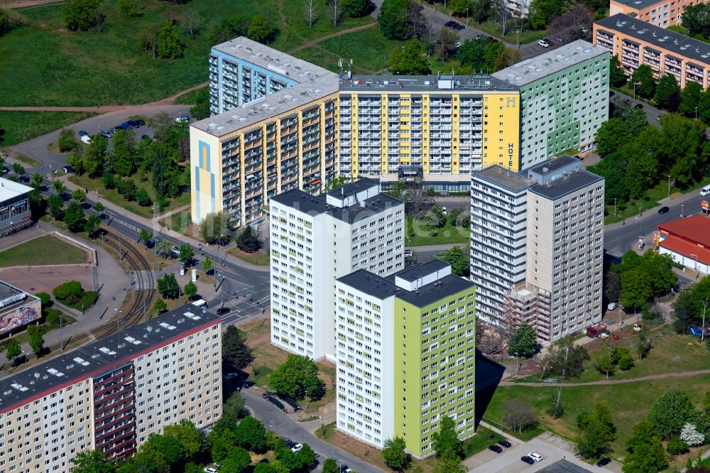 Erfurt von oben - Hochhaus- Gebäude im Wohngebiet an der Mainzer Straße mit dem Hotel Vilna an der Vilniuser Straße in Erfurt im Bundesland Thüringen, Deutschland