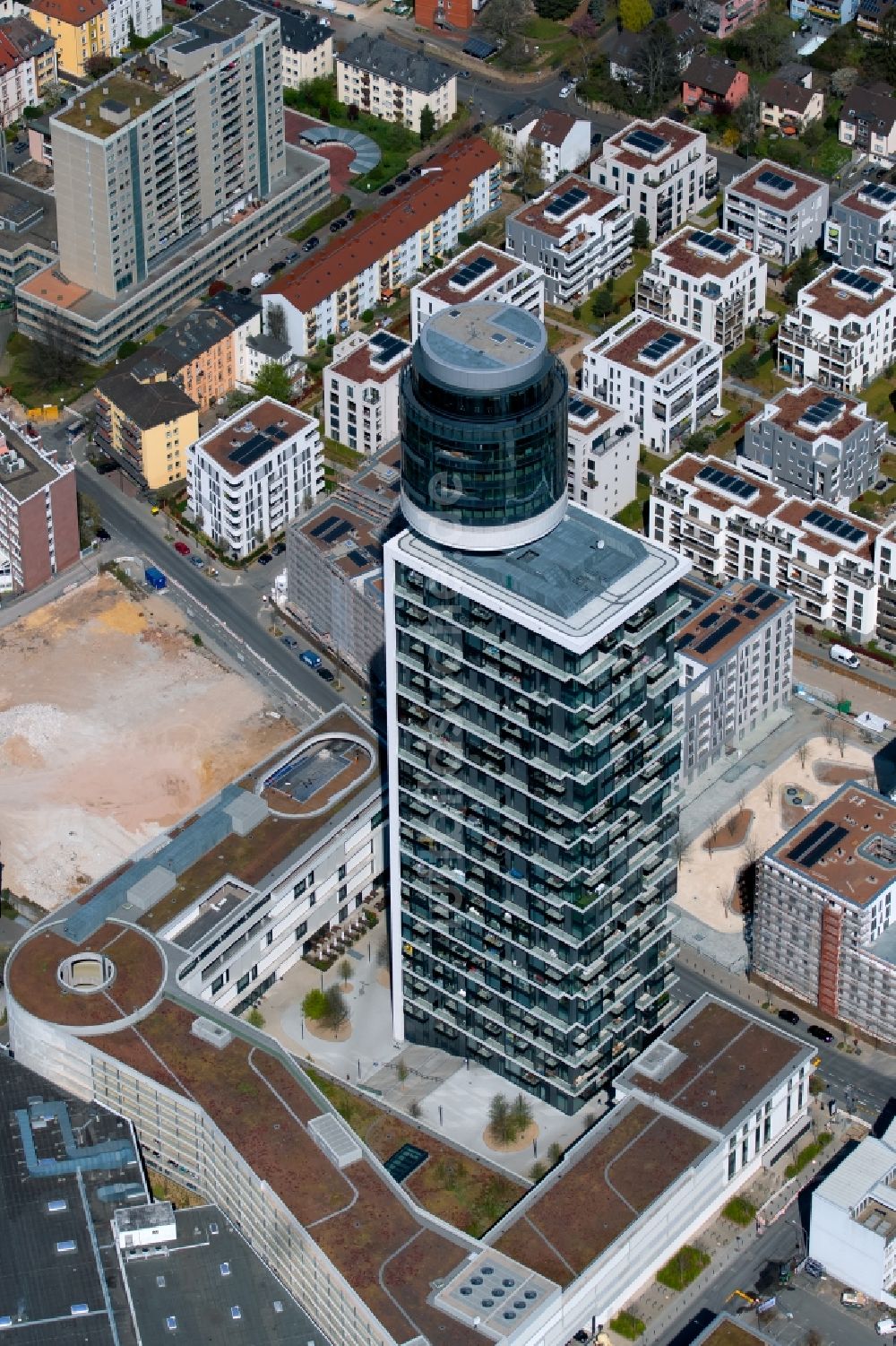 Frankfurt am Main aus der Vogelperspektive: Hochhaus- Gebäude im Wohngebiet Neuer Henninger-Turm in Frankfurt am Main im Bundesland Hessen, Deutschland