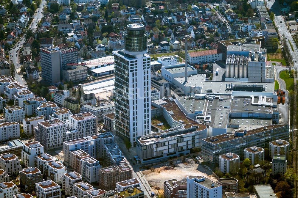Luftbild Frankfurt am Main - Hochhaus- Gebäude im Wohngebiet Neuer Henninger-Turm in Frankfurt am Main im Bundesland Hessen, Deutschland