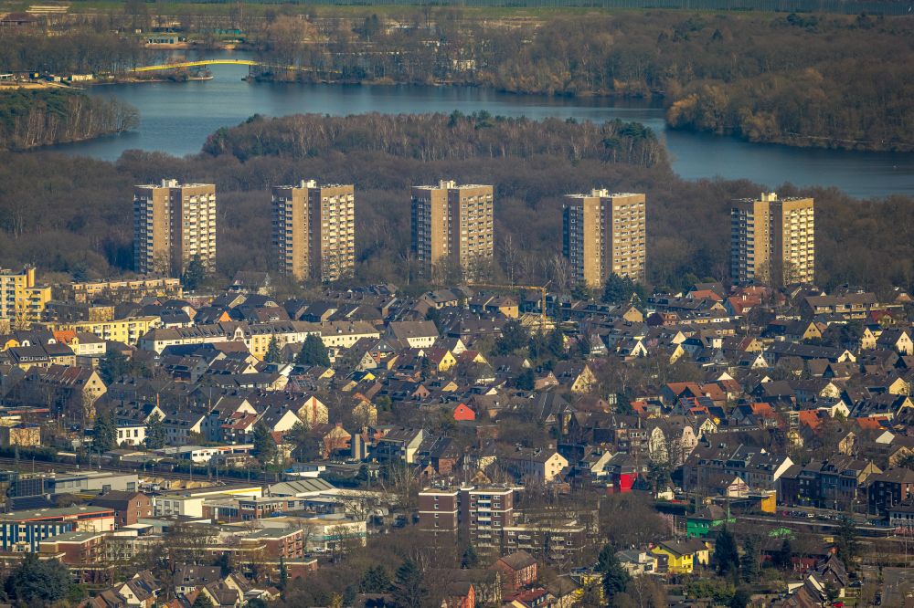 Luftaufnahme Duisburg - Hochhaus- Gebäude im Wohngebiet im Ortsteil Großenbaum in Duisburg im Bundesland Nordrhein-Westfalen, Deutschland