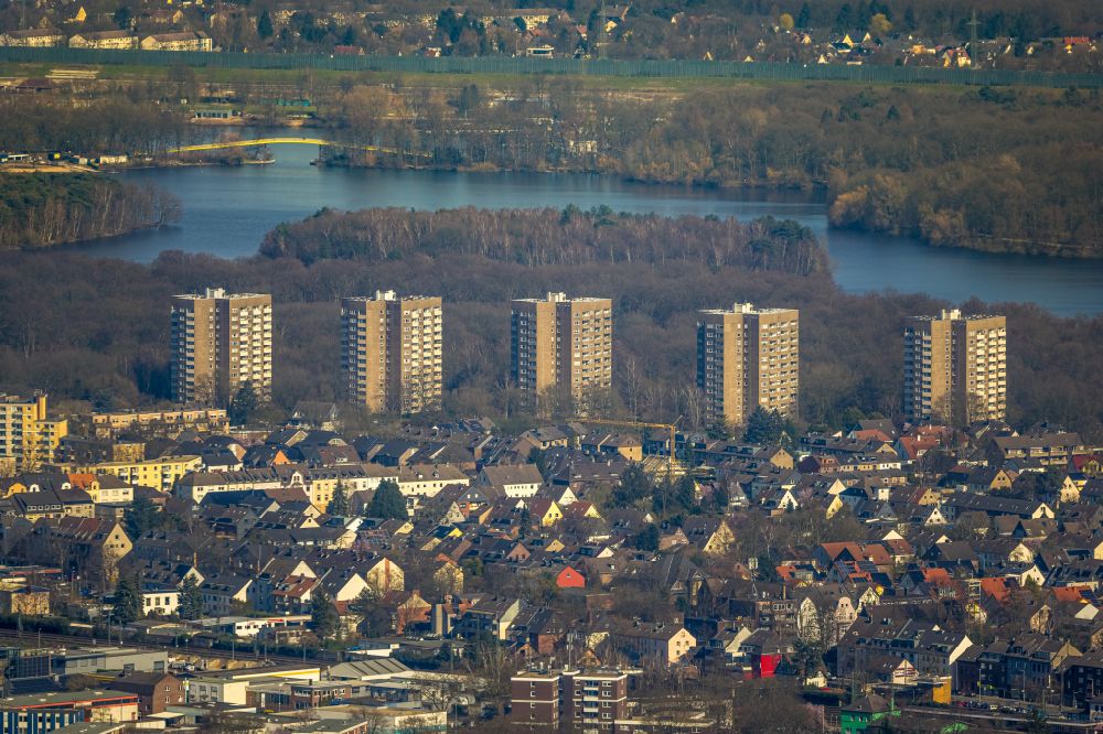 Duisburg von oben - Hochhaus- Gebäude im Wohngebiet im Ortsteil Großenbaum in Duisburg im Bundesland Nordrhein-Westfalen, Deutschland