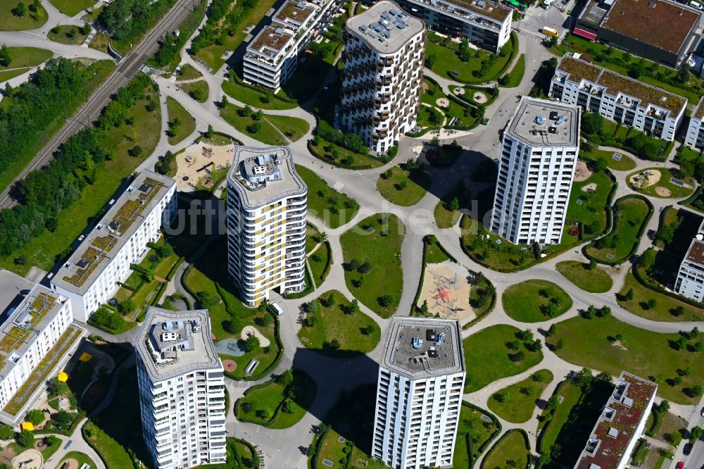 Luftaufnahme München - Hochhaus- Gebäude im Wohngebiet im Ortsteil Obersendling in München im Bundesland Bayern, Deutschland