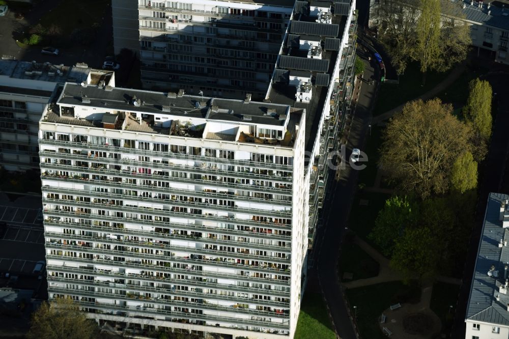 Luftbild Paris - Hochhaus- Gebäude im Wohngebiet am Quai Aulagnier in Paris in Ile-de-France, Frankreich