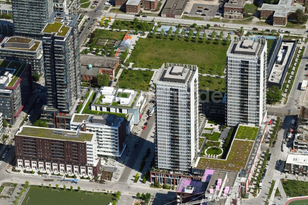 Luftbild Toronto - Hochhaus- Gebäude im Wohngebiet am Regent Park Boulevard in Toronto in Ontario, Kanada
