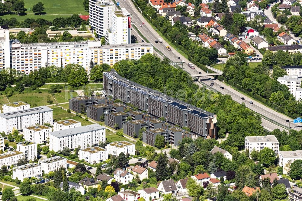 Luftbild München - Hochhaus- Gebäude im Wohngebiet an der Schröfelhofstr in München im Bundesland Bayern, Deutschland