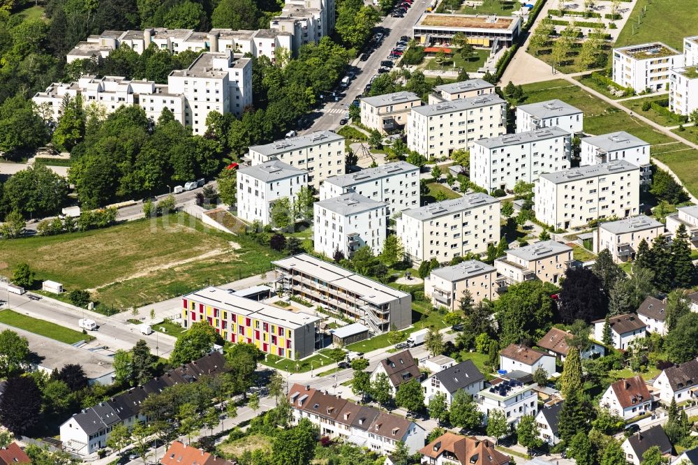 Luftaufnahme München - Hochhaus- Gebäude im Wohngebiet an der Schröfelhofstr in München im Bundesland Bayern, Deutschland