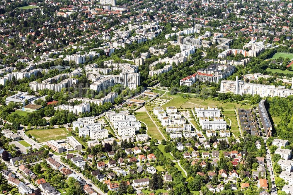 München aus der Vogelperspektive: Hochhaus- Gebäude im Wohngebiet an der Schröfelhofstr in München im Bundesland Bayern, Deutschland
