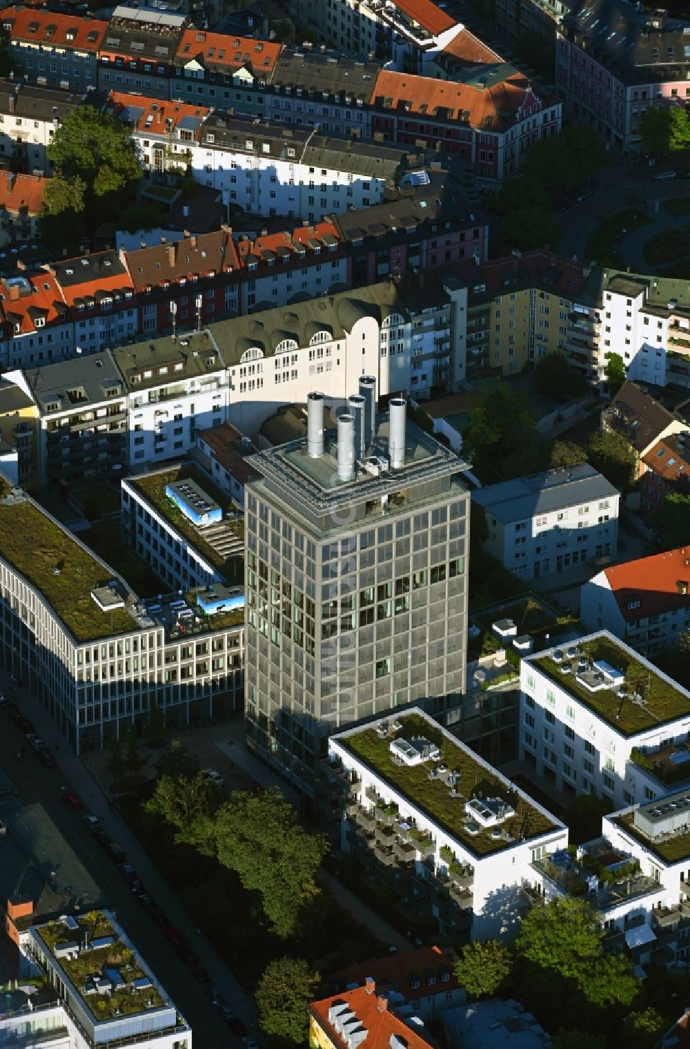 München aus der Vogelperspektive: Hochhaus- Gebäude im Wohngebiet The Seven in München im Bundesland Bayern, Deutschland